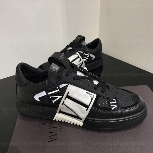 Valentino Garavani VL7N – “Black”